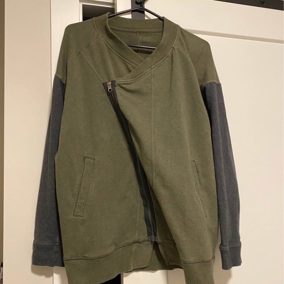 Lululemon size 8 Olive Green Asymmetrical Zip Jacket - Picture 3 of 4
